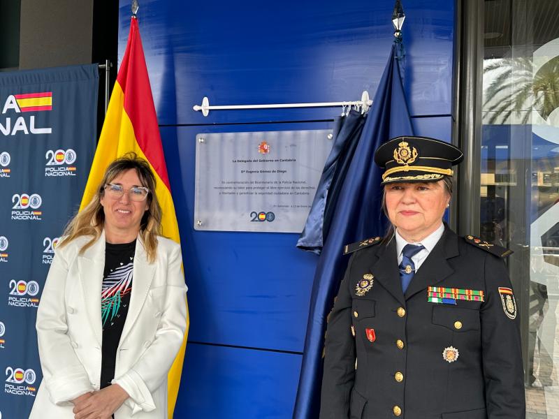 La delegada del Gobierno homenajea a la Policía Nacional con una placa