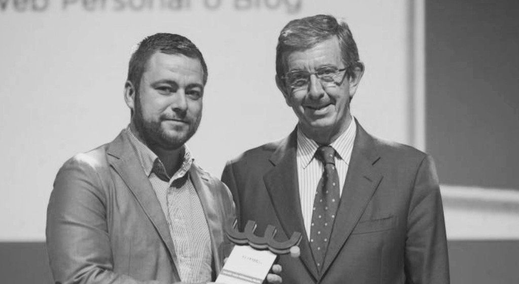Recogiendo el premio de manos de Luis Revenga Sánchez Presidente de El Diario Montañés (DM)