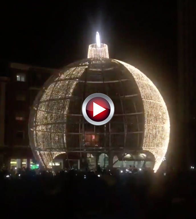 VIDEO Asi luce la bola de navidad de Torrelavega