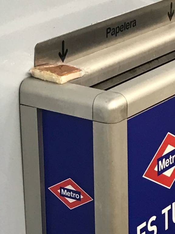 Sobao abandonado en el Metro de Madrid