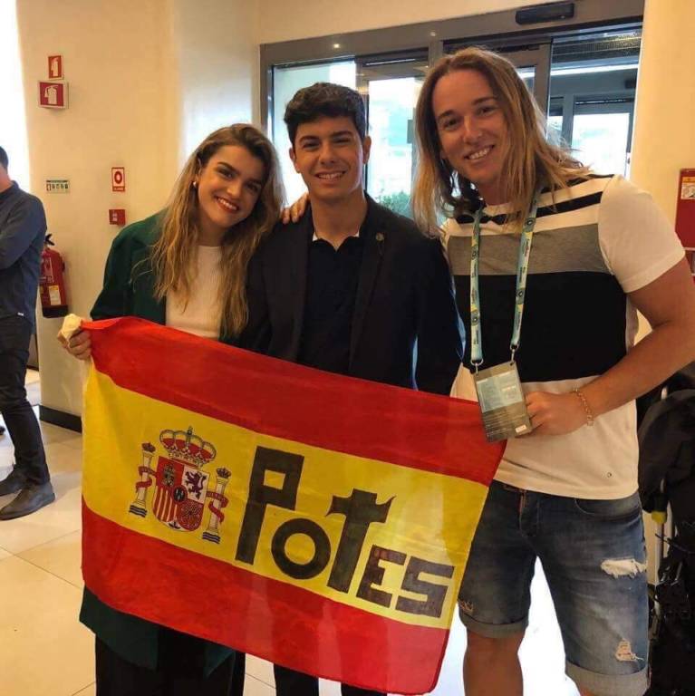 Lucas Cabo y la bandera de Potes en Eurovisión junto a Amaia y Alfred