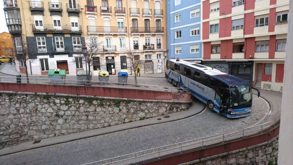 Un autobús atrapado en Santander