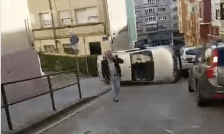 ESPECTACULAR ACCIDENTE EN LA CALLE SIMANCAS DE SANTANDER