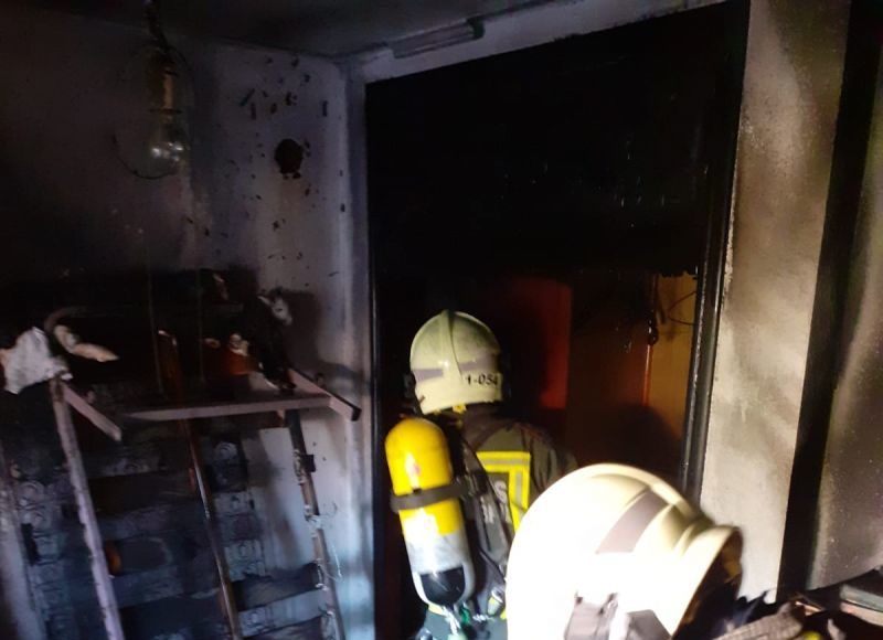 Bomberos del 112 extinguen un incendio en una vivienda de Laredo