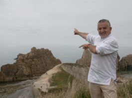 Floren Bueyes, presidente e la ACDC, posa en la playa de La Arnía para la Universidad de Cantabria