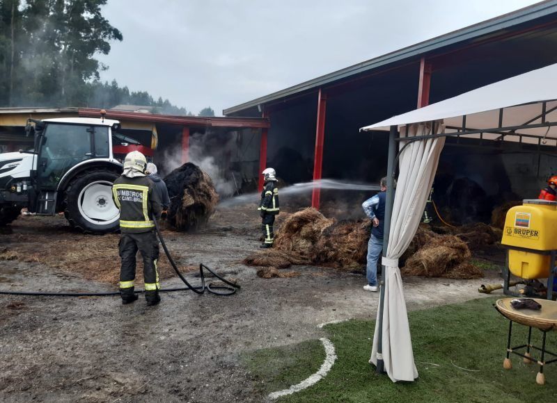 Bomberos de Santander y del 112 trabajan en la extinción de unos 300 rollos de hierba en Riosapero