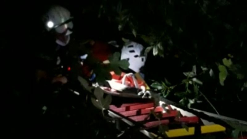 Bomberos del 112 rescatan a un varón caído por un terraplén de unos seis metros en Riotuerto