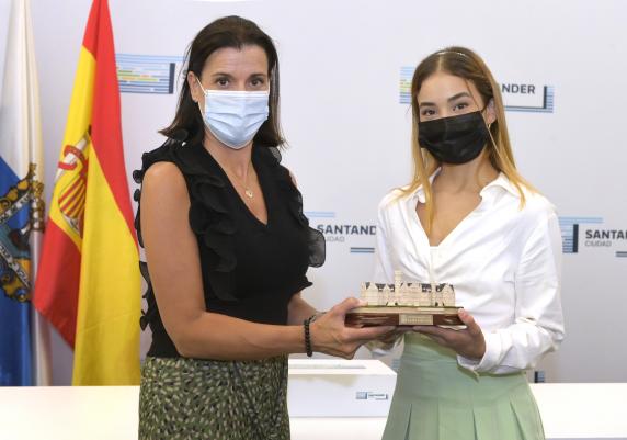 Igual recibe a Katherine Ochoa, primera solista del Ballet Nacional alcaldesa_recibe_bailarina_cuba.jpg