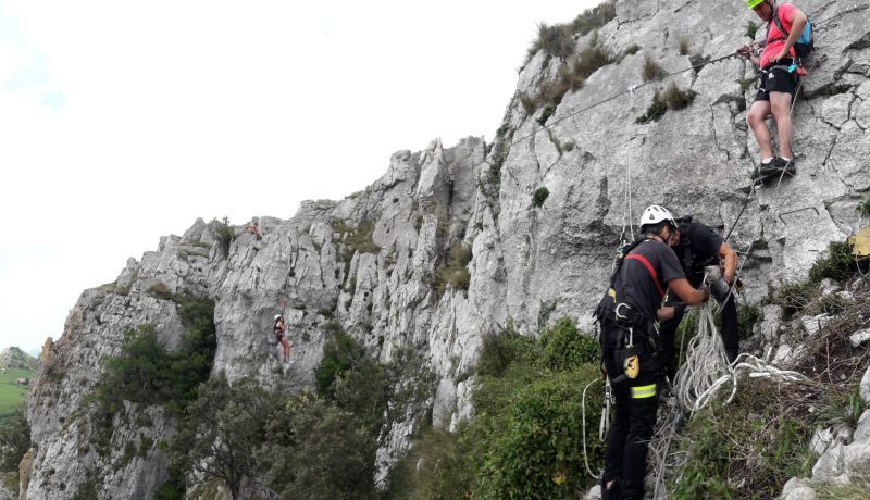 Rescatada una mujer que se había quedado atrapada en la tirolina de la vía ferrata de Liérganes