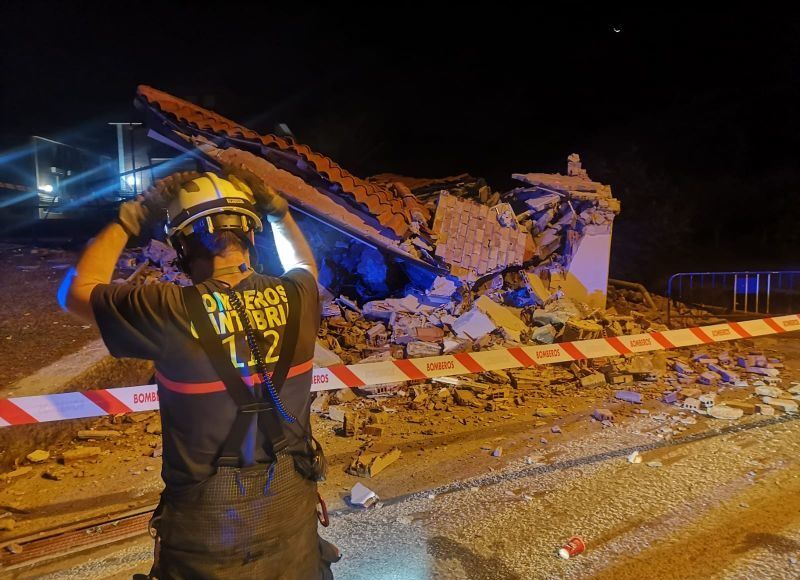 Se derrumba un edificio municipal de Sarón sin que haya que lamentar heridos