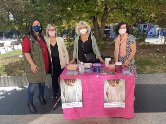 con_representantes_amuccam_mesa_dia_contra_el_cancer_2021.jpg