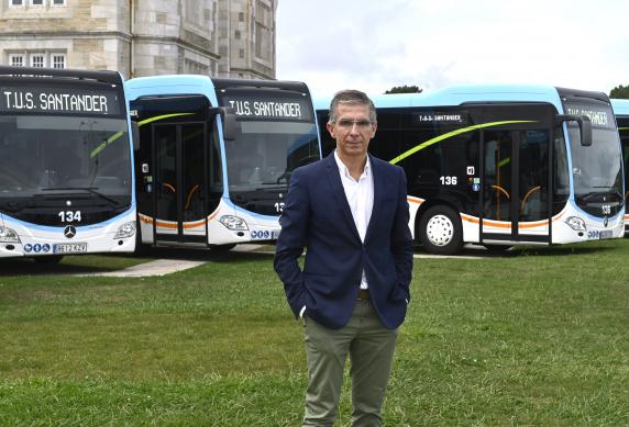 cesar_diaz_con_nuevos_autobuses_hibridos_3.jpg