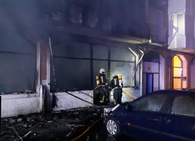 Un incendio calcina un local comercial de Santoña y afecta a la fachada del edificio y dos vehículos