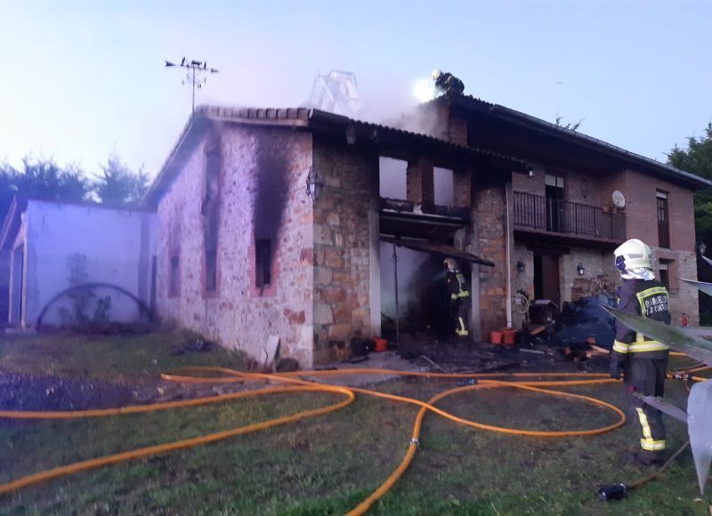 Un incendio calcina una antigua cuadra rehabilitada en Ambrosero