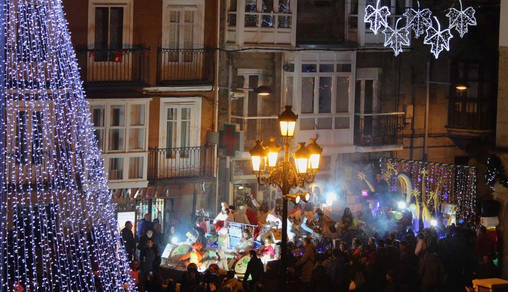 Reinosa mantiene la recepción de los Reyes Magos en la Plaza de España