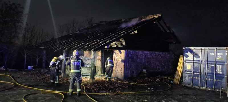 Un incendio calcina una vivienda y dos vehículos en Argomilla de Cayón