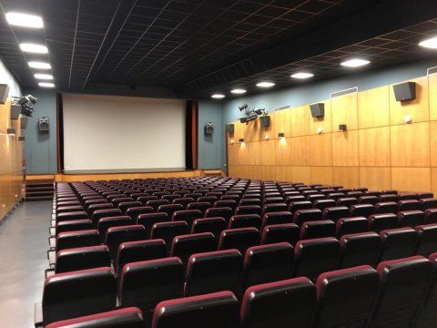 LA SALA BRETÓN DE ASTILLERO YA CUENTA CON UNA NUEVA PANTALLA DE CINE