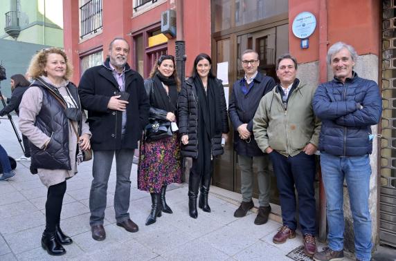 Mario Camus se suma a la ruta de ilustres con colocacion_placa_mario_camus.jpg