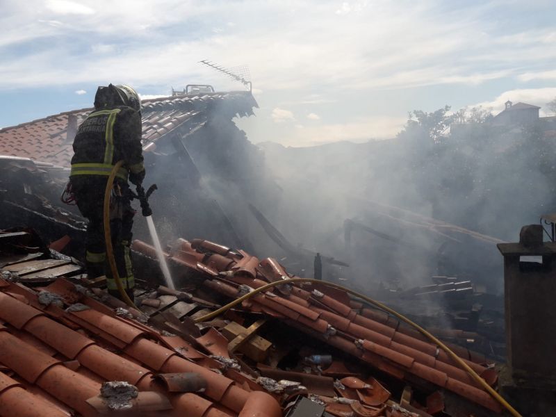 Bomberos de Santander y el 112 extinguen un incendio declarado en una vivienda de Sobremazas