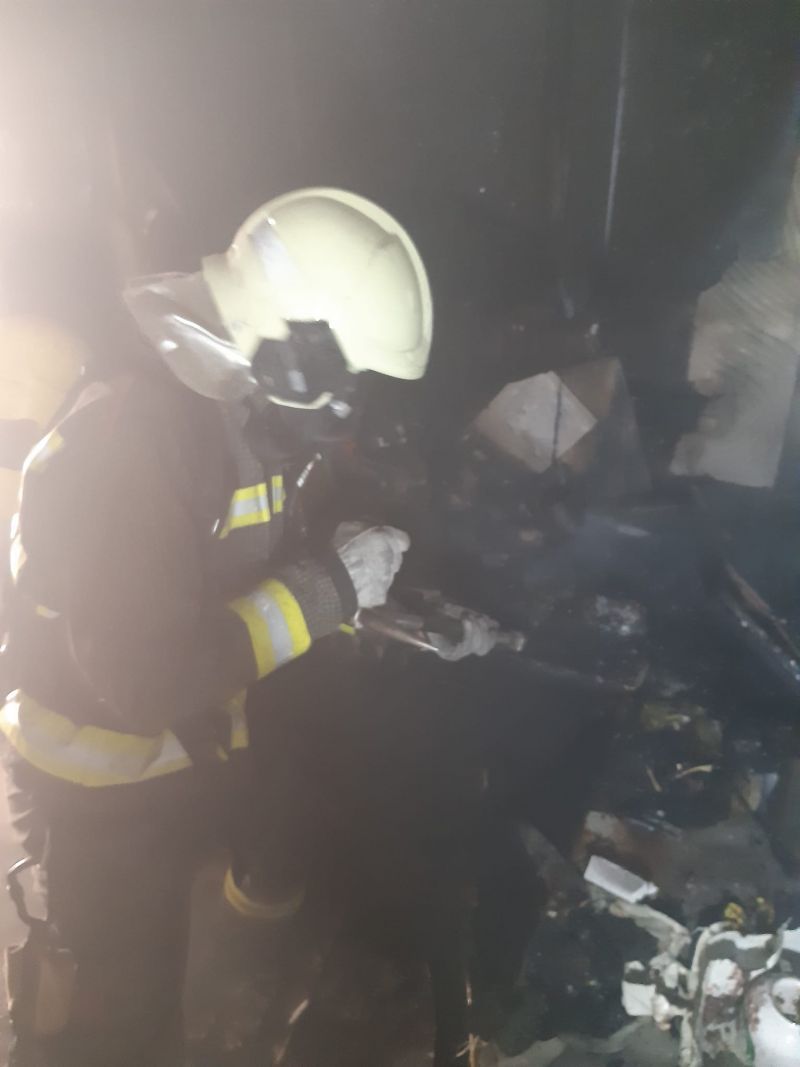 Bomberos del 112 extinguen un incendio en una vivienda de Ajo