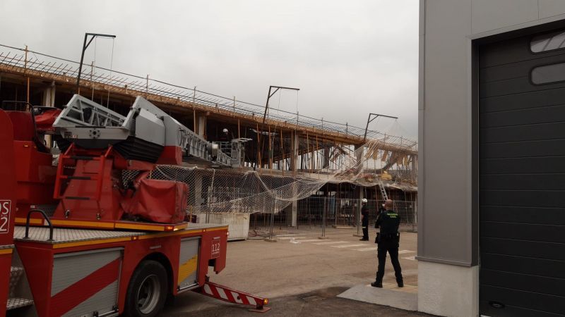 Un herido grave y dos leves tras el derrumbe de una estructura provisional de las obras de las nuevas bodegas de Colindres