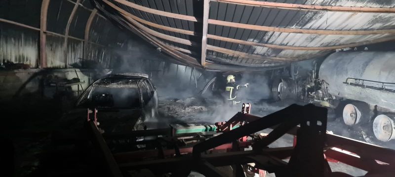 Un incendio destroza una nave con vehículos de trabajo, turismos y un barco en Ajo