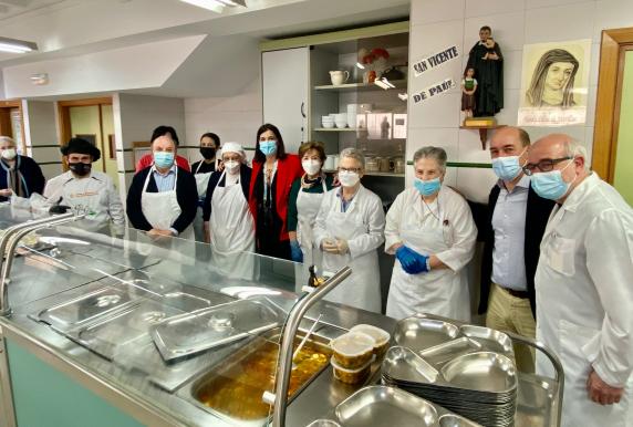 La alcaldesa traslada el apoyo “incondicional” a la labor de menu_solidario_con_cocina_economica_1.jpg