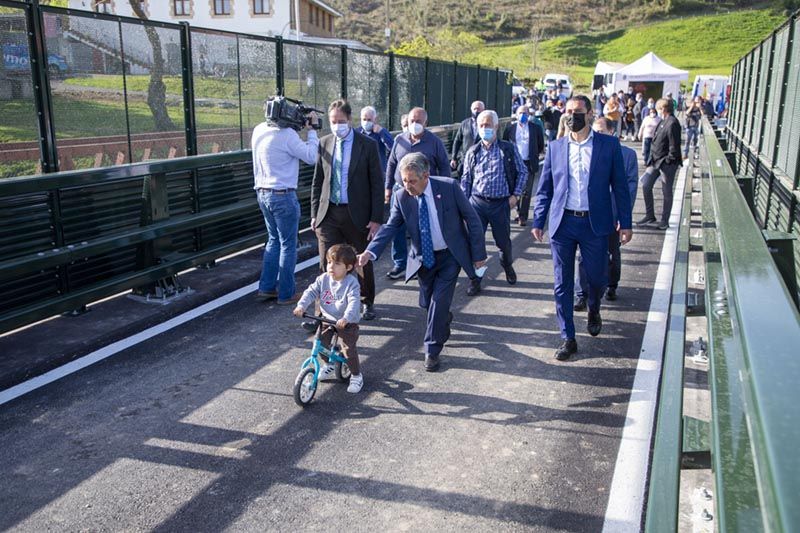 Revilla-destaca-el-tiempo-record-de-ejecucion-del-nuevo-puente.jpeg