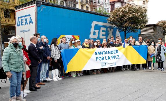 minuto_silencio_ucrania_y_envio_septimo_camion.jpg