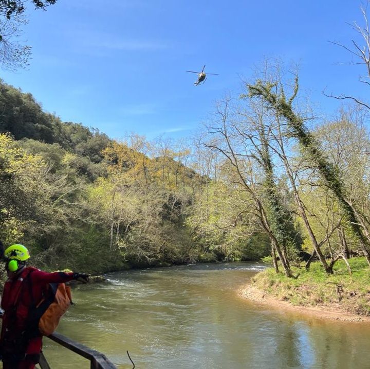 Trasladado en estado grave un menor tras una indisposición en Trasladado en estado grave un menor tras una indisposición en la senda fluvial del Nansa