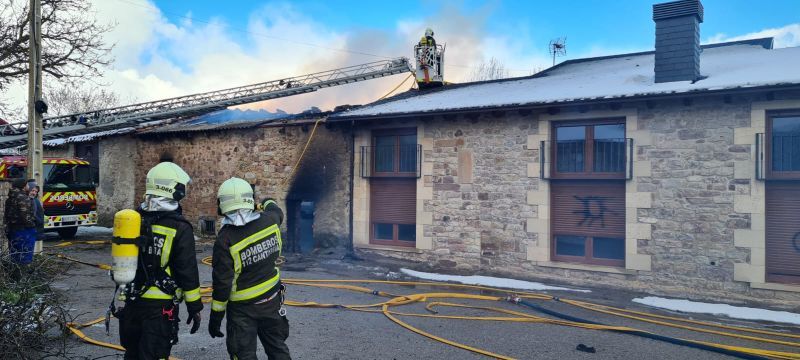 Un incendio calcina una casa y un pajar en Naveda