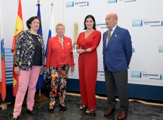 La alcaldesa recibe la vela de la Hermandad del Baratillo noticias/imagen-asociada/2022/05/entrega_vela_hermandad_baratillo_2.jpg