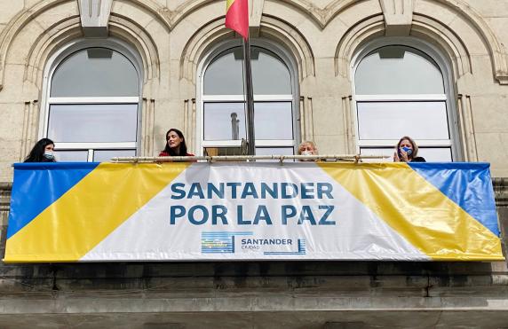 Santander acoge este domingo una marcha solidaria con Ucrania noticias/imagen-asociada/2022/05/despliegue_lona_por_la_paz_ucrania_en_ayuntamiento_santander.jpg