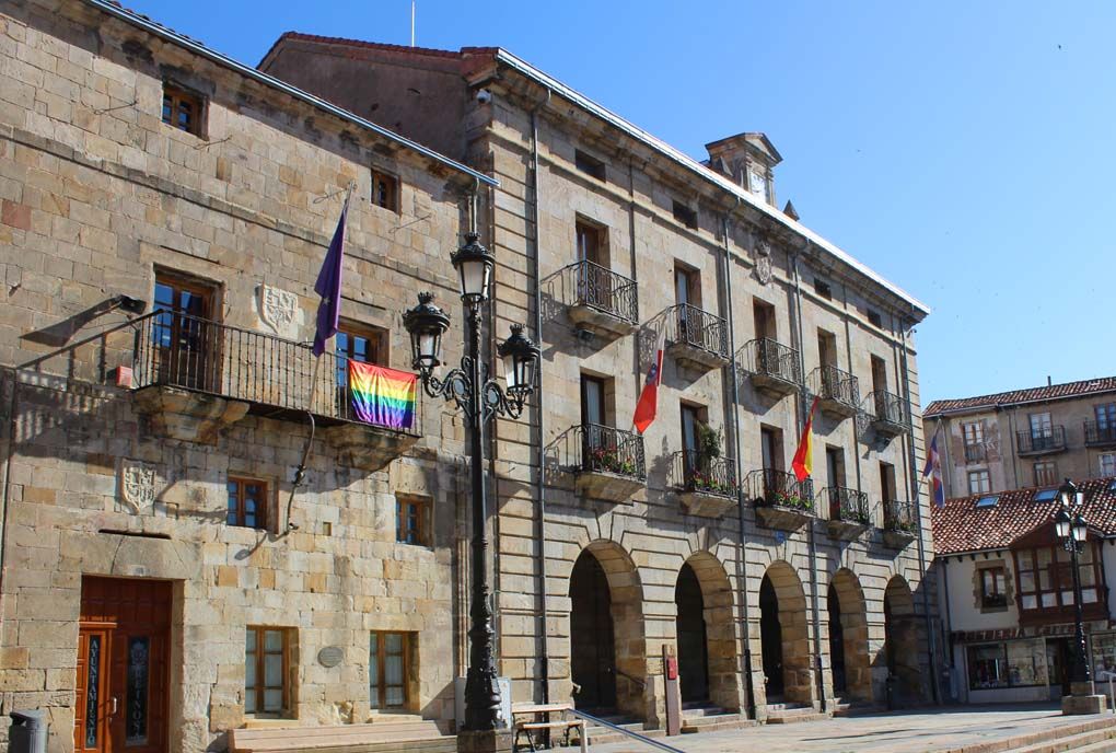 El Ayuntamiento de Reinosa despliega un año mas la bandera arcoíris