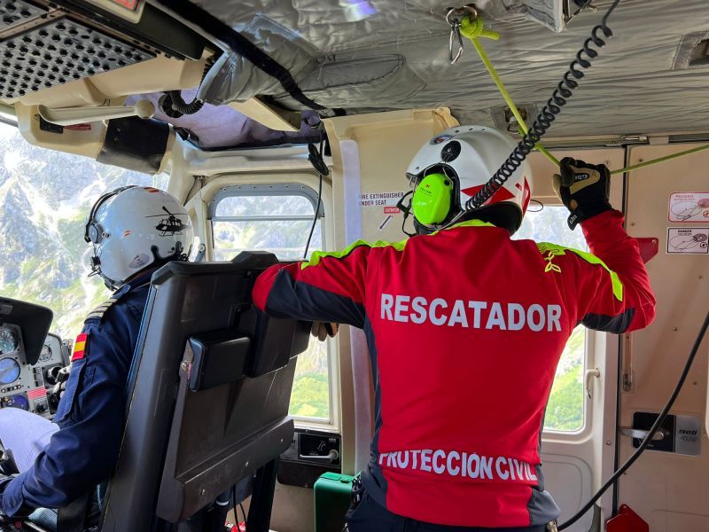 El helicóptero del Gobierno rescata a un montañero con fractura El helicóptero del Gobierno rescata a un montañero con fractura de pierna en Picos de Europa