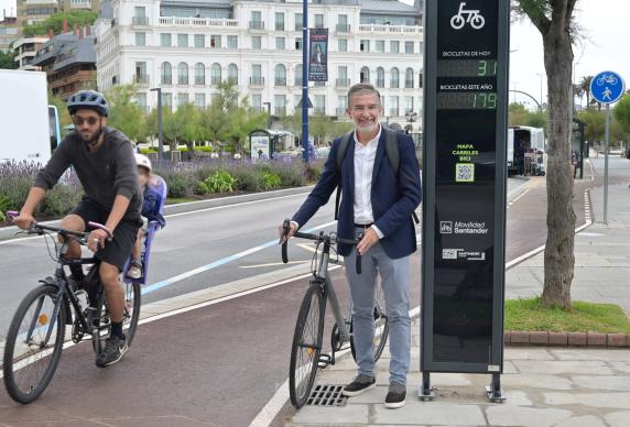 Un tótem digital contabiliza las bicicletas que utilizan el carril noticias/imagen-asociada/2022/06/instalacion_totem_cuentabicis.jpg