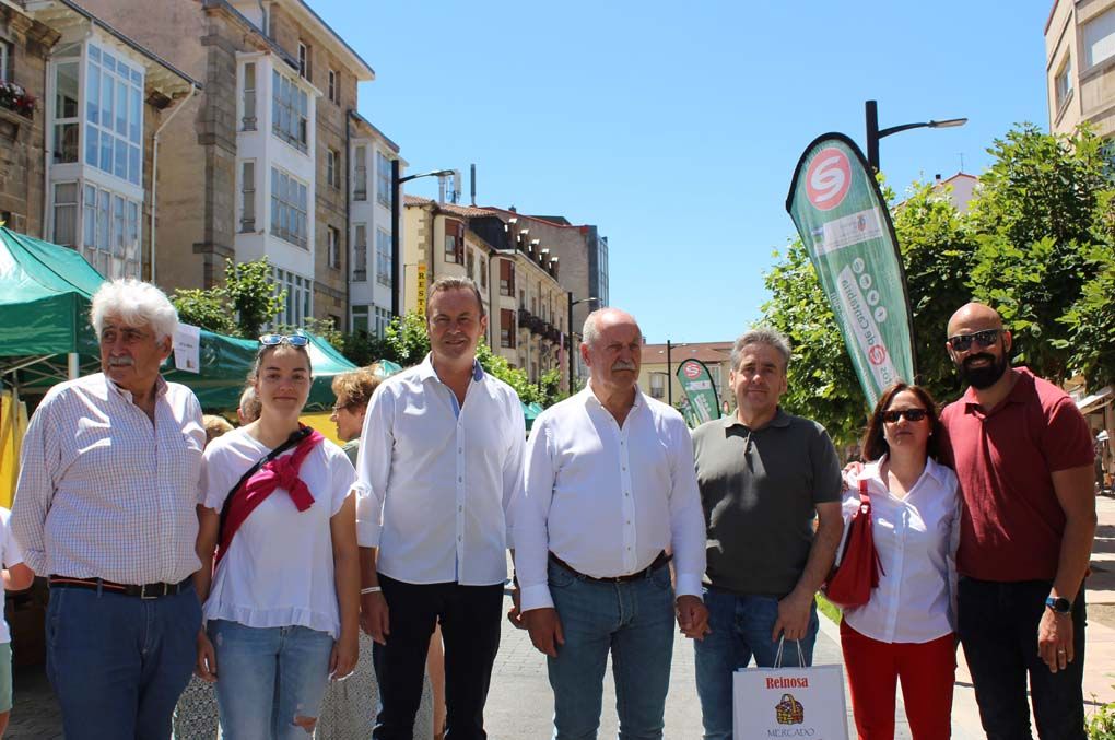 El consejero de Desarrollo Rural Guillermo Blanco visita el Mercado Campurriano