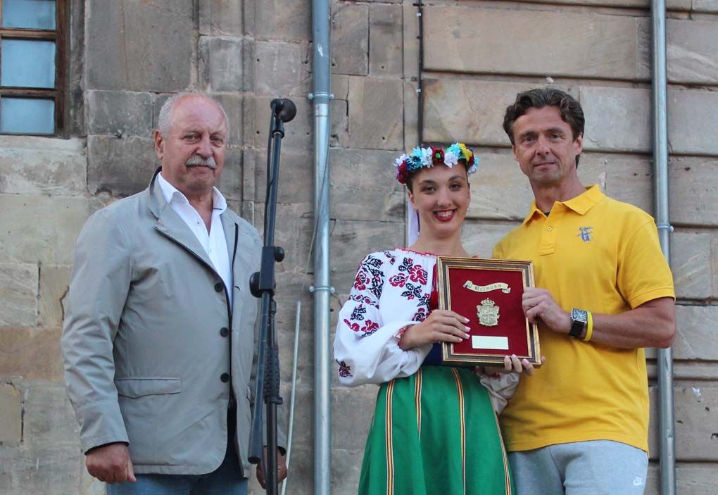 Entrega del escudo de Reinosa al grupo ucraniano Horlychka y a los participantes en el Festival Perla del Valle