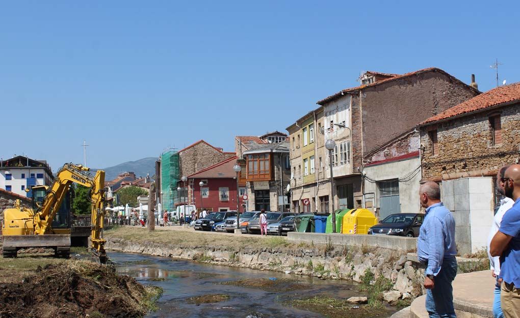 El Ayuntamiento de Reinosa limpia el rio Ebro en su tramo urbano