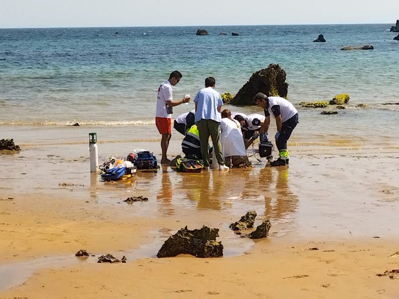 Trasladado en estado crítico un bañista sacado del agua por particulares en la playa de Helgueras