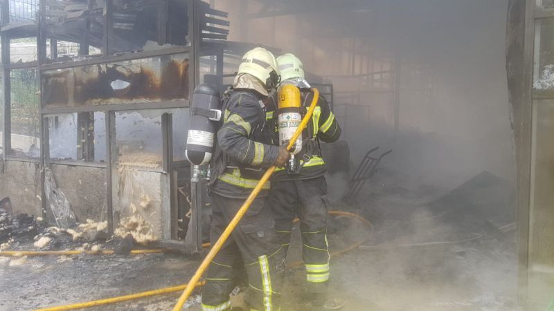 Un incendio quema parte de un complejo hostelero en la Un incendio quema parte de un complejo hostelero en la ría de Cubas