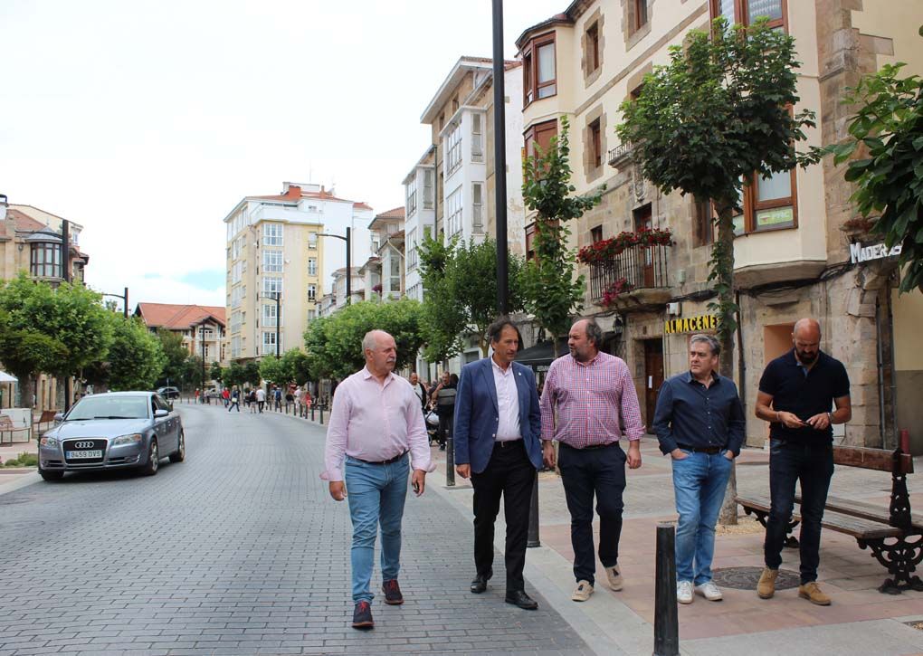 Gochicoa visita Reinosa para comprobar el estado de los trabajos en la Avenida Puente de Carlos III