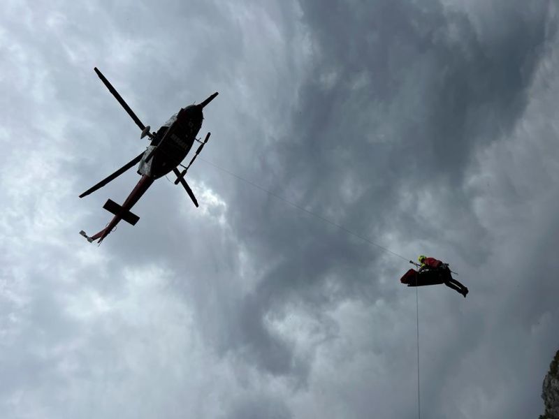 El helicóptero del Gobierno evacúa el cuerpo de un senderista fallecido en la ruta de los Ojos del Diablo