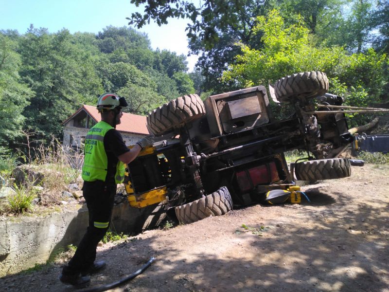 Herido un varón tras volcar una pala elevadora en Los Llanos de Penagos