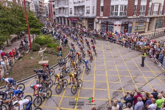 Torrelavega-recibio-el-paso-de-La-Vuelta-con-muchisimo-publico.jpg