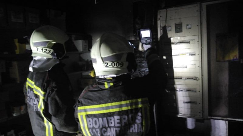 Bomberos del 112 extinguen un incendio en un supermercado de Cabezón de la Sal