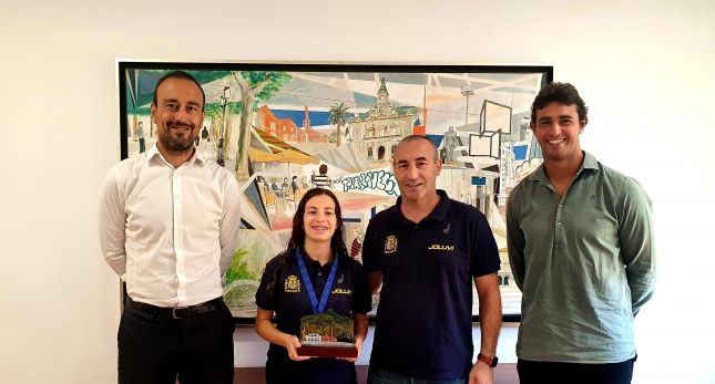 Lopez-Estrada-felicita-a-los-campeones-de-Europa-de-hockey.jpg