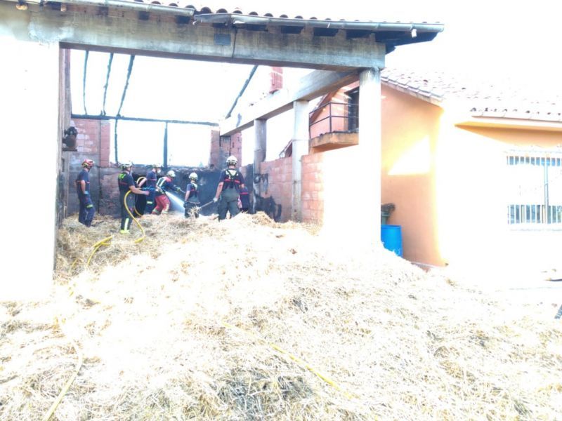 Bomberos del 112 y Torrelavega trabajan en la extinción de un incendio en un pajar y una cuadra de Udías