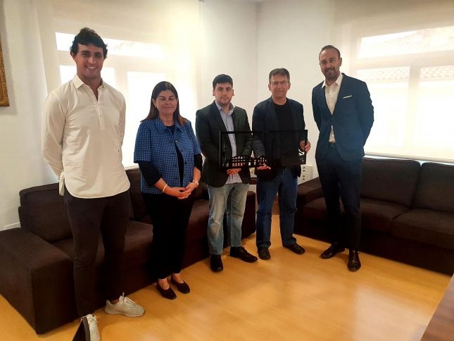 Lopez-Estrada-felicita-al-Club-Solvay-de-Ajedrez-tras-conseguir.jpg