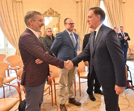 Santander, premiada por la ausencia de víctimas mortales en vías noticias/imagen-asociada/2022/10/cesar_diaz_en_salamanca_-premio_ayuntamiento_santander_1.jpg